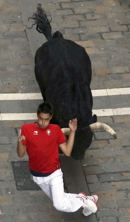 Un mozo tiene apuros ante uno de los toros de la ganader&iacute;a salmantina de Valdefresno.