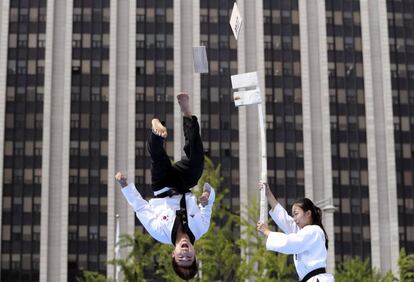 Participantes muestran sus habilidades de artes marciales durante una demostración para promover la competición 'Red Bull Kick It', en Seúl (Corea del Sur).