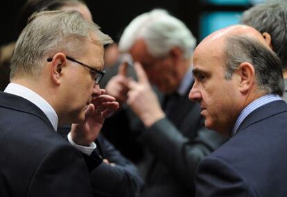El comisario europeo de Asuntos Económicos y Monetarios, Olli Rehn, y el ministro de Economía y Competitividad, Luis de Guindos.