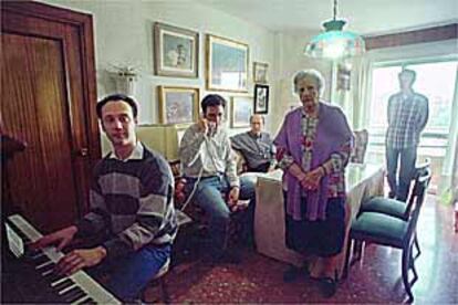 Alberto María Riva, al piano, junto a la familia de Manuel Gutiérrez, en Jaén.