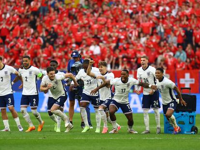 Soccer Football - Euro 2024 - Quarter Final - England v Switzerland - Dusseldorf Arena, Dusseldorf, Germany - July 6, 2024 England players celebrate after winning the penalty shootout REUTERS/Kai Pfaffenbach