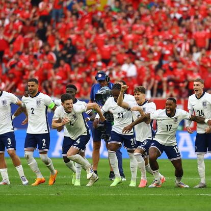 Los jugadores de Inglaterra celebran el pase a semifinales ante Suiza en la tanda de penaltis.