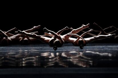 En la imagen, un momento del ensayo general de "Una velada con Duato y Kylian" a cargo del Ballet Nacional de Uruguay que, dirigido por Julio Bocca, pone en escena varias coreografías de estos dos grandes de la danza del siglo XX.