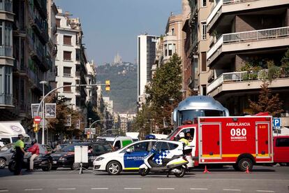 La policia redirige el trafico en el cruce de la calle Balmes con Aragón, en una imagen de archivo.