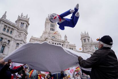 Manifestantes mantean a un muñeco que representa al presidente del Gobierno, Pedro Sánchez, durante la protesta frente al Ayuntamiento de Madrid. 