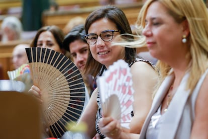 Varias diputadas del Partido Popular hacen uso de los abanicos durante el pleno extraordinario de este jueves en el Congreso de los Diputados. El PP va a votar en contra del decreto de ahorro energético, después de que la presidenta de la Comunidad de Madrid, Isabel Díaz Ayuso, liderara en avanzadilla la oposición frontal a la norma. A pesar de que Alberto Núñez Feijóo propuso este verano la puesta en marcha de planes con límites para activar los aires acondicionados, el líder del PP ha adoptado la decisión de votar en contra del decreto del Gobierno.