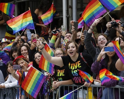 Una multitud con banderas arcoíris anima a los participantes en el desfile del Orgullo en Nueva York, el 28 de junio de 2015.