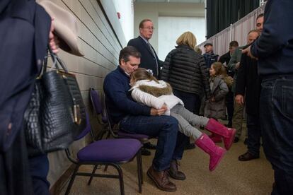 Ted Cruz, candidato republicano a la presidencia de los Estados Unidos, besa a su hija Catherine durante un acto de campaña en Waterloo, en el Estado de Iowa, el 23 de enero de 2016.