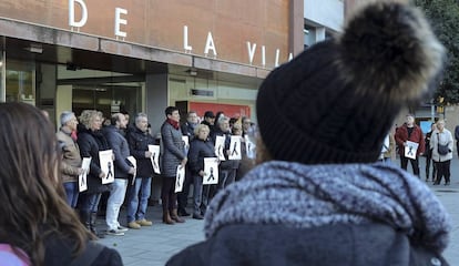 Concejales y vecinos de Sant Adri&agrave; denuncian el &uacute;ltimo asesinato machista.