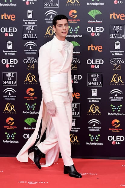 Eduardo Casanova, vestido de Mans Concept Menswear en la alfombra roja de los Premios Goya, con estilismo de Aigo Studio.