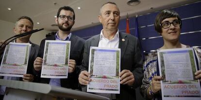 El portavoz de Compromís, Joan Baldoví (2-d), durante la rueda de prensa que ha ofrecido hoy en el Congreso tras haber sido recibido por el rey Felipe VI en el Palacio de la Zarzuela