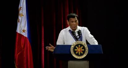 El presidente filipino, Rodrigo Duterte, en el traspaso de mando del nuevo jefe de las Fuerzas Aéreas filipinas en la base aérea Villamor en Manila.