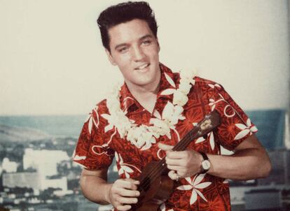 Elvis Presley lleva la única camisa hawaiana de este artículo.