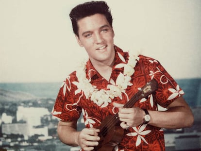 Elvis Presley lleva la única camisa hawaiana de este artículo.