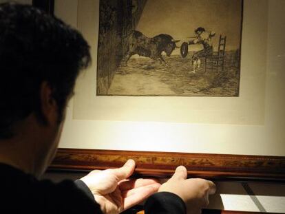 Montaje de uno de lo grabados de la exposición Goya, cronista de una época en la Sala Fundación Caja Vital Kutxa.