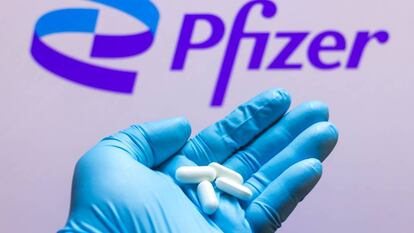 Píldoras frente al logo del laboratorio Pfizer