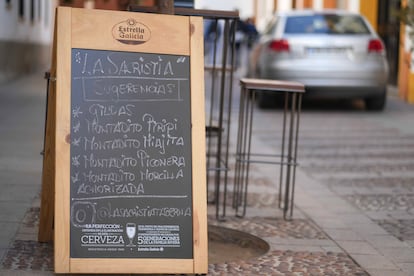 Tablón de la taberna La Sacristía en la calle Moriscos, en Córdoba.