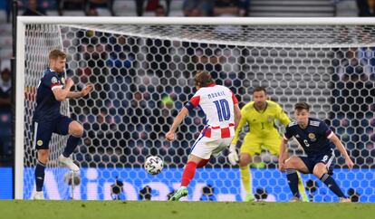 Modric marca el segundo gol de Croacia ante Escocia este martes en Hampden Park.