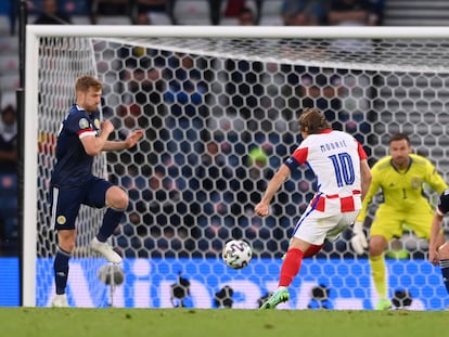 Modric marca el segundo gol de Croacia ante Escocia este martes en Hampden Park.