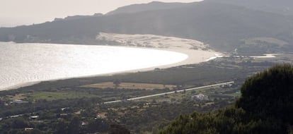 La playa de Valdevaqueros vista desde el terreno de la promoci&oacute;n. 