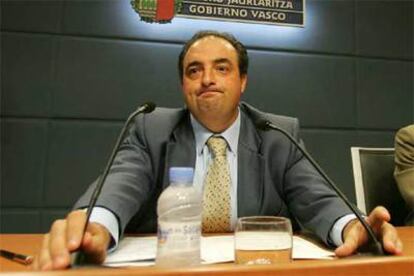 El consejero, Gonzalo Sáenz de Samaniego, durante la rueda de prensa de ayer.