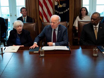 El presidente de EE UU, Joe Biden, junto a la secretaria del Tesoro, Janet Yellen, y el secretario de Defensa, Lloyd Austin, el jueves en una reunión en la Casa Blanca.