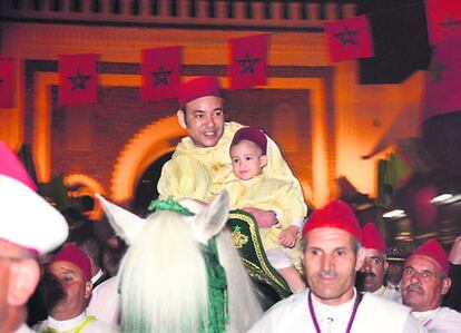 El Rey Mohamed VI de Marruecos con su hijo el Príncipe Mulay Hasan en 2005.