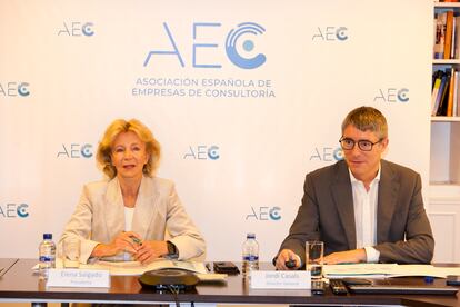 Elena Salgado, presidenta de la Asociación Española de Empresas de Consultoría, y Jordi Casal, director general