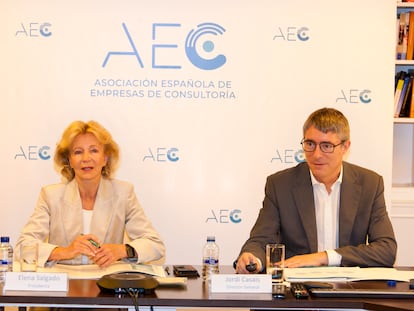 Elena Salgado, presidenta de la Asociación Española de Empresas de Consultoría, y Jordi Casal, director general
