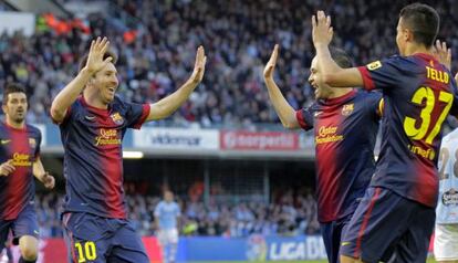 Messi festeja su gol con Tello e Iniesta.