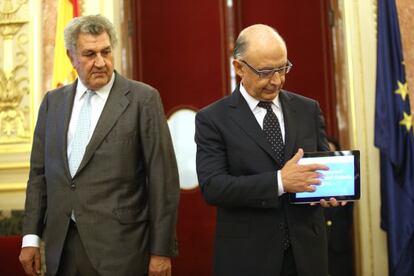 El ministro de Hacienda, Cristóbal Montoro (a la derecha), entrega al presidente del Congreso, Jesús Posada, el proyecto de ley de Presupuestos Generales del Estado para 2015
