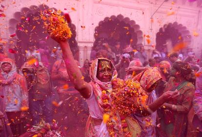 Un estallido de colores, cantos y bailes para dar la bienvenida a la primavera de una forma muy especial. En la imagen, un grupo de viudas participan en las celebraciones de Holi en la ciudad de Vrindavan (India).
