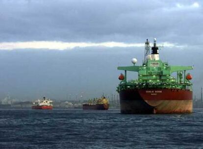 Barcos mercantes en la bahía de Algeciras.