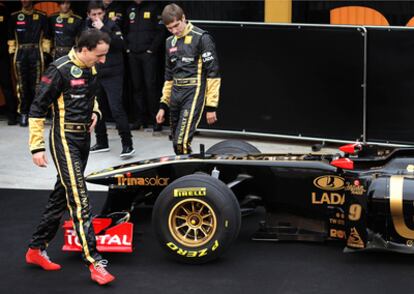 Kubica y Petrov, durante la presentación del Renault de esta temporada.