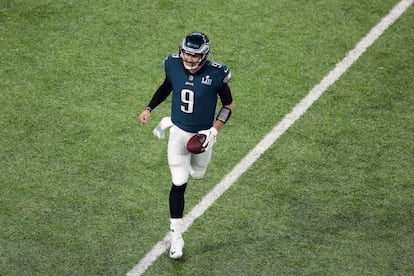 Nick Foles de los Philadelphia Eagles celebra un "touchdown" en la segundo mitad contra los New England Patriots en la Super Bowl .