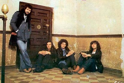 La formación de Asfalto en la imagen de contraportada de su primer disco, de 1978.