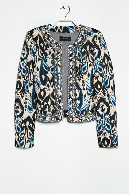 Chaqueta estampada de Mango (49,99 euros).