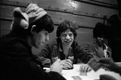 Keith Richards, Mick Jagger y Nora Hendryx, relajándose en el backstage durante una gira por Estados Unidos. 1965 © Gered Mankowitz