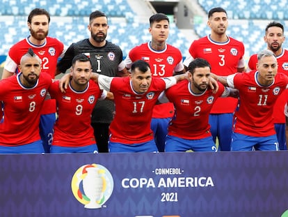A seleção do Chile, na sexta-feira antes de sua partida contra a Bolívia, com a bandeira do país no lugar do logotipo da Nike.