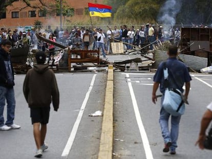 Una barricada levantada este jueves por opositores en Caracas.