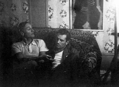William Burroughs (izquierda) charla con Jack Kerouac en el apartamento neoyorquino de Ginsberg en 1953.
