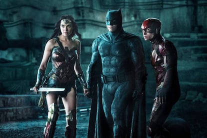 De izquierda a derecha: Gal Gadot (Wonder Woman), Ben Affleck (Batman) y Ezra Miller (Flash), en 'La liga de la justicia'.
