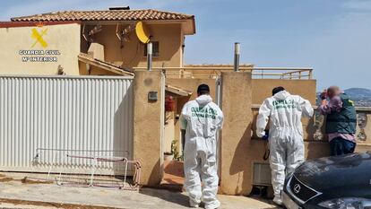 Investigadores de la Guardia Civil inspeccionan las residencias donde se ha producido el suceso en Calp (Alicante).