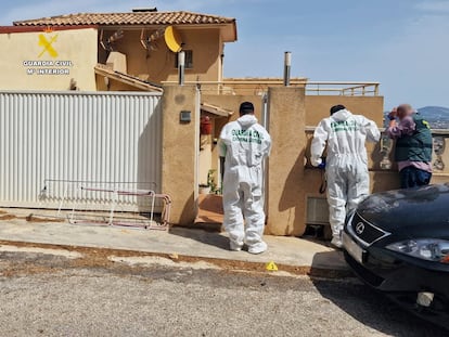 Investigadores de la Guardia Civil inspeccionan las residencias donde se ha producido el suceso en Calp (Alicante).
