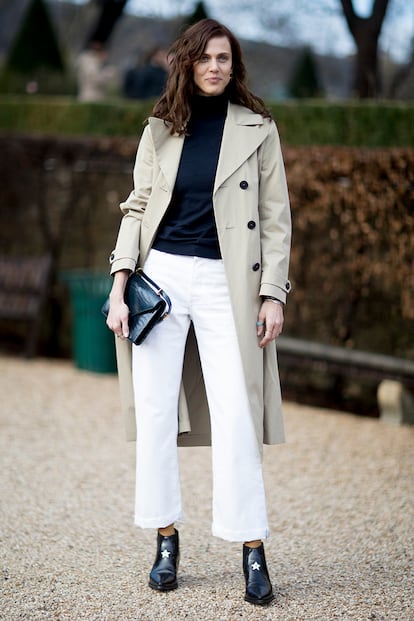 Una gabardina clásica puede hacer un look entero

El trench de toda la vida será la prenda imprescindible de la primavera (la vimos en Etro, Céline o MSGM). Aymeline Valade se adelanta demostrando que esta pieza es capaz de convertir un estilismo sencillo en uno especial (y muy francés).