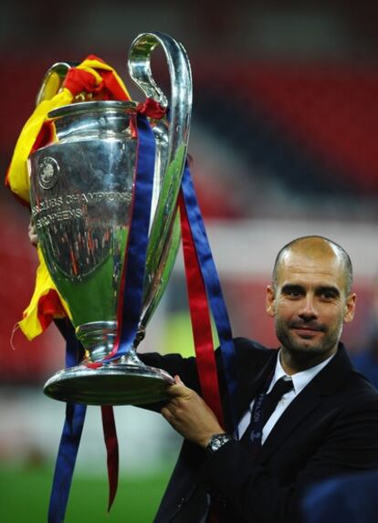 Guardiola, con el trofeo.