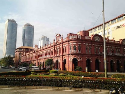 Edificio colonial y al fondo modernos rascacielos en Colombo.