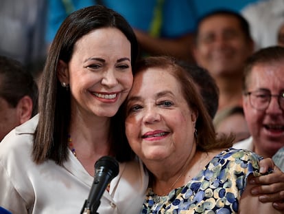 María Corina Machado abraza a Corina Yoris Villasana, este viernes en Caracas (Venezuela).