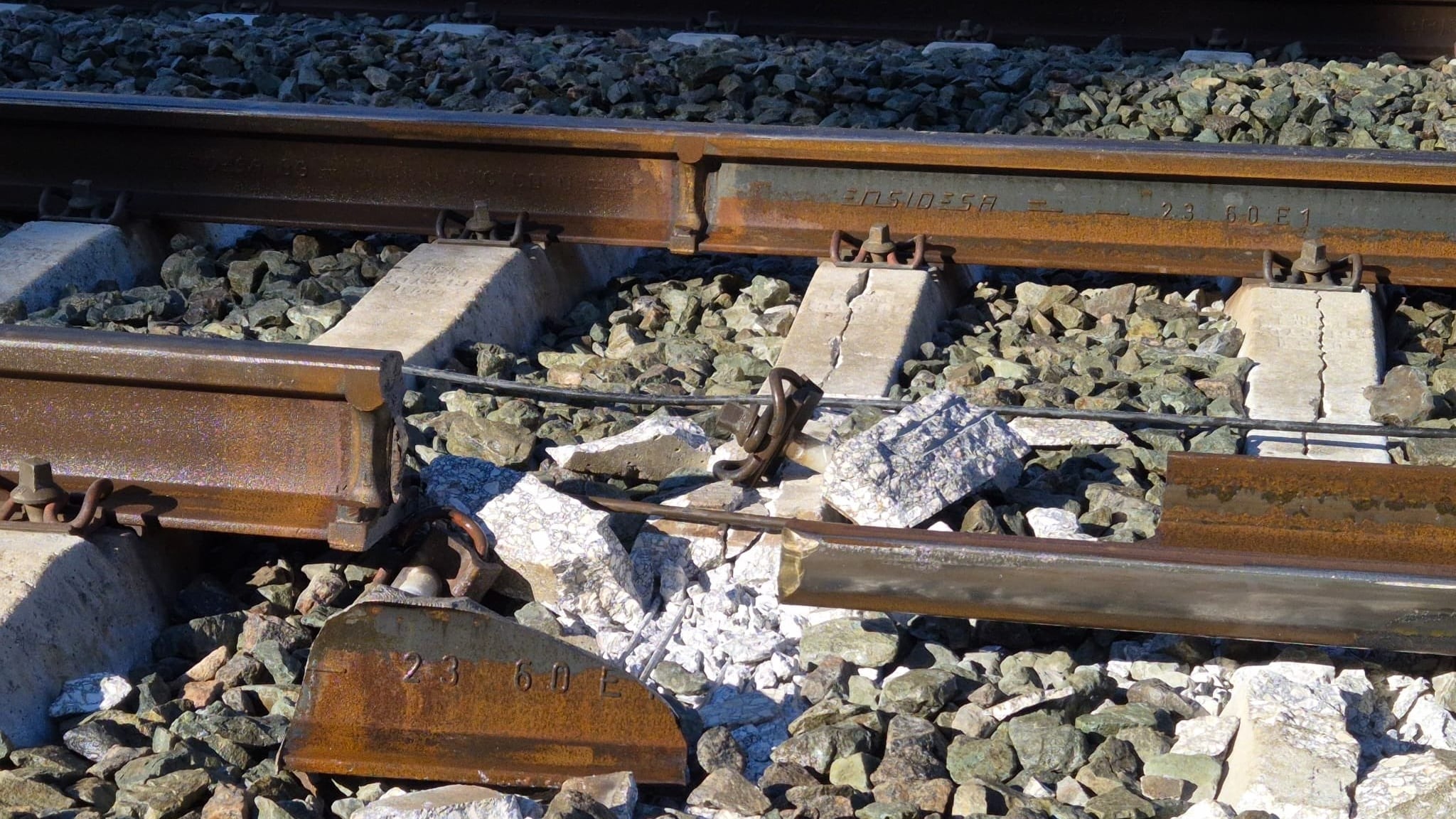 Primer segmento de vía rota en el punto del siniestro ferroviario de Adamuz, en imagen que subió el ministro de Transportes, Óscar Puente, a la red social X.