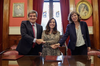 El ministro para la Transformación Digital y de la Función Pública, José Luis Escrivá, la alcaldesa de A Coruña Inés Rey, y la secretaria de Estado de Digitalización e Inteligencia Artificial, Mayte Ledo, este martes durante la Firma del convenio para la instalación de la Agencia Española de Supervisión de la Inteligencia Artificial (Aesia) en A Coruña.
